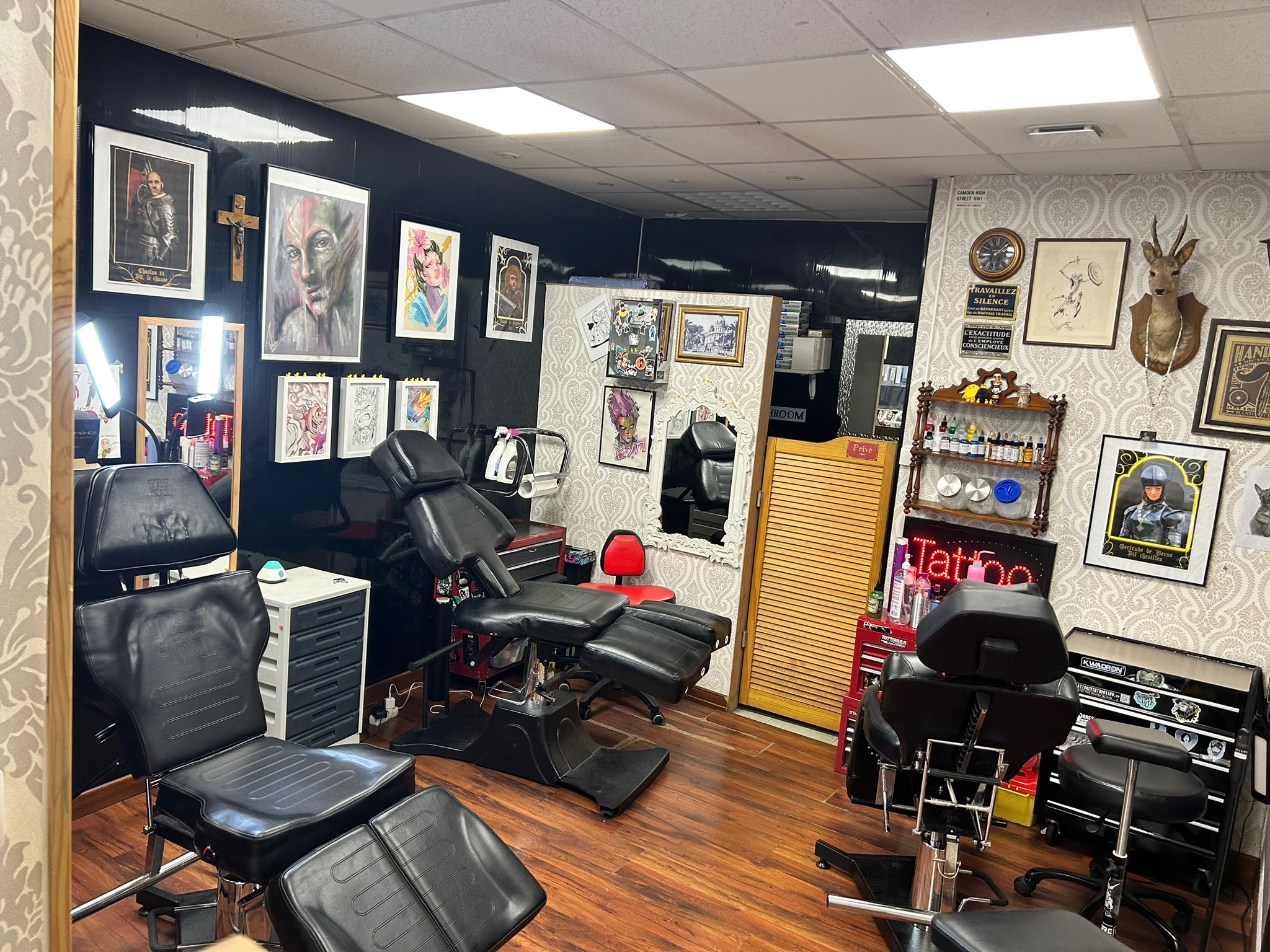 Espace de travail Ink Intention — postes de tatouage professionnels à Cagnes-sur-Mer